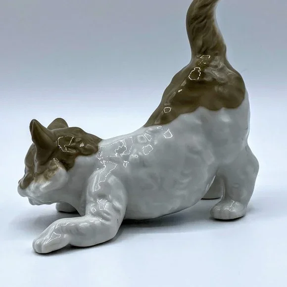 Retired LLADRO "Playful Cat #5019" figurine, 4.5" mint